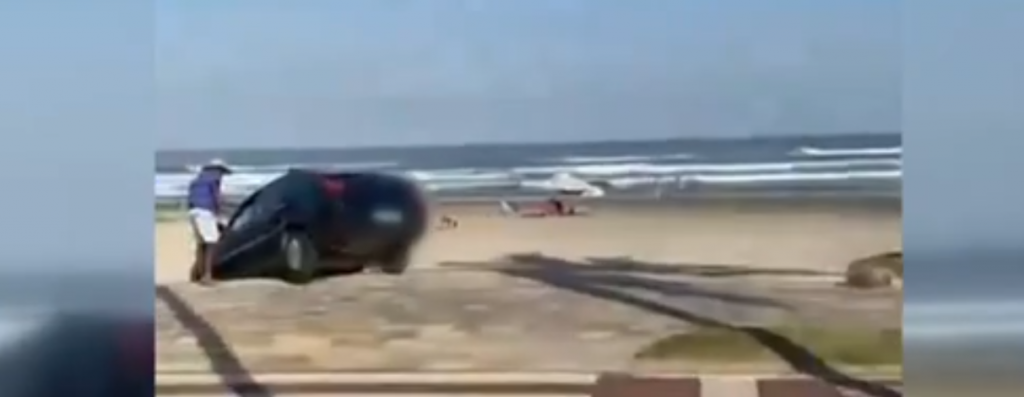 Carro Invade Praia E Fica Preso Entre Cal Ad O E Areia No Litoral De