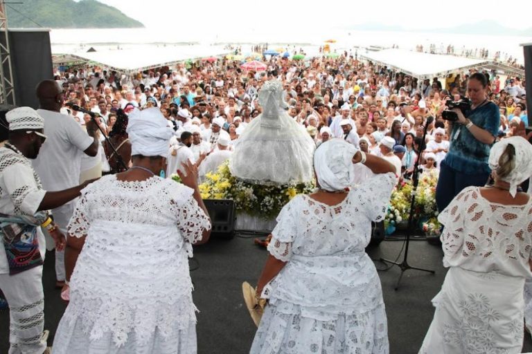 Festa de Iemanjá atrai milhares de devotos para procissão na orla de