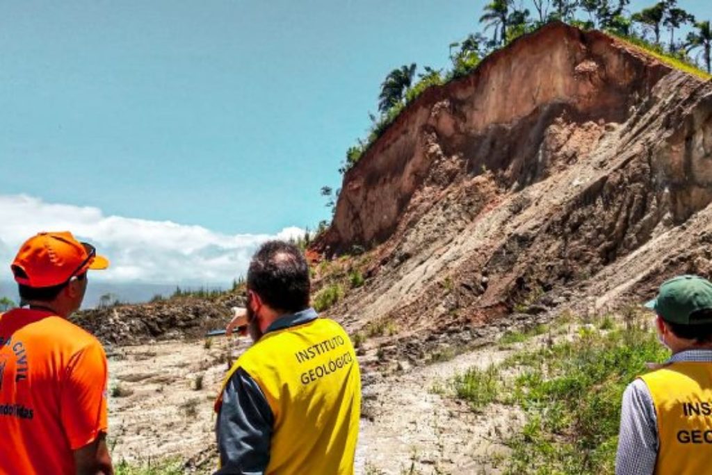 São Sebastião: Defesa Civil monitora áreas de risco de deslizamento de terra e pede apoio da população