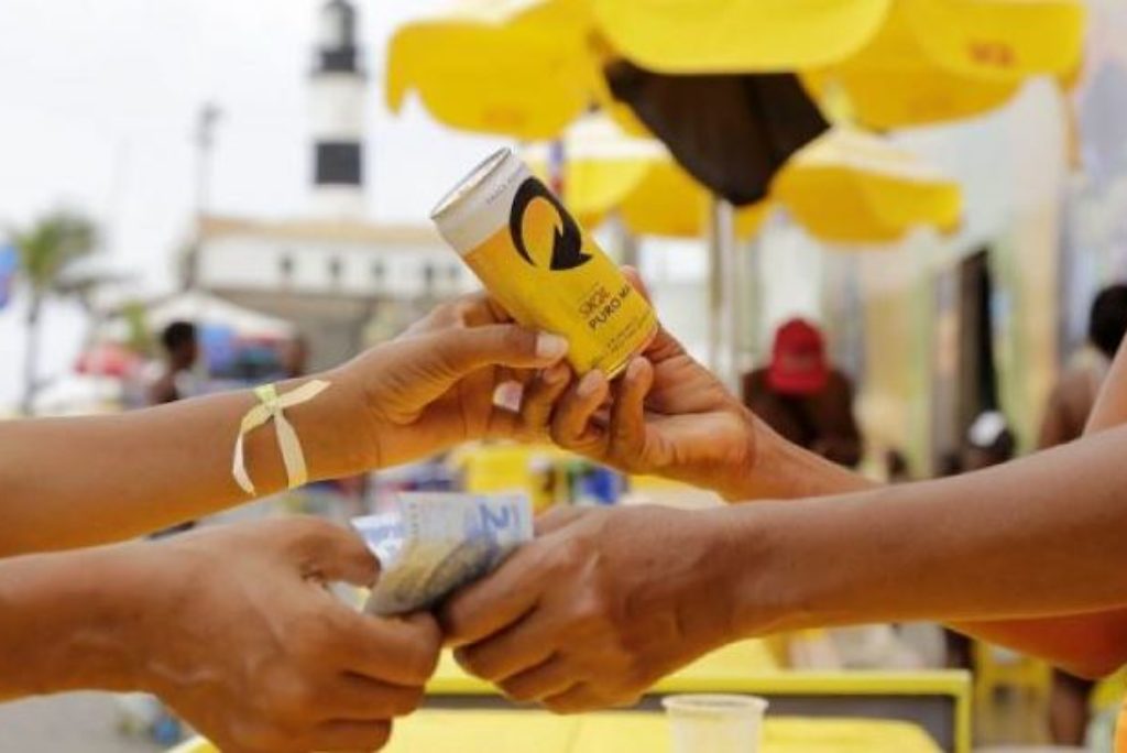 Ambev cria auxílio de R$ 255 para ambulantes que não vão trabalhar no Carnaval 2021