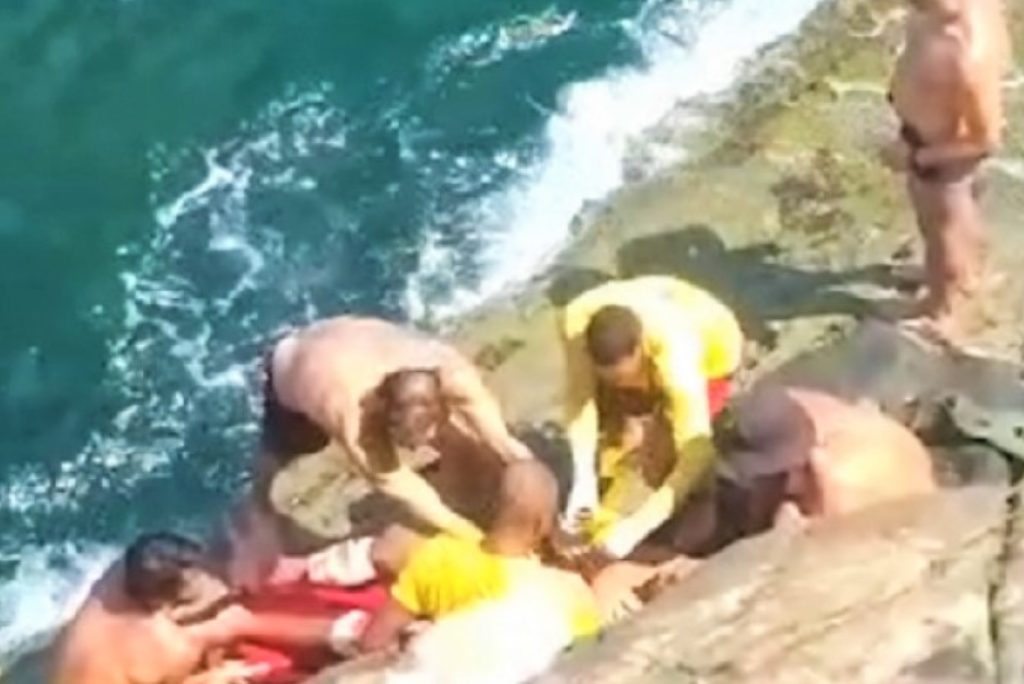 São Sebastião: Guarda-vidas socorrem homem que sofreu queda em costeira na Barra do Sahy