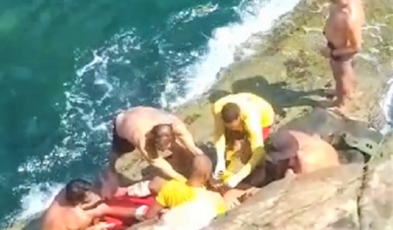 São Sebastião: Guarda-vidas socorrem homem que sofreu queda em costeira na Barra do Sahy