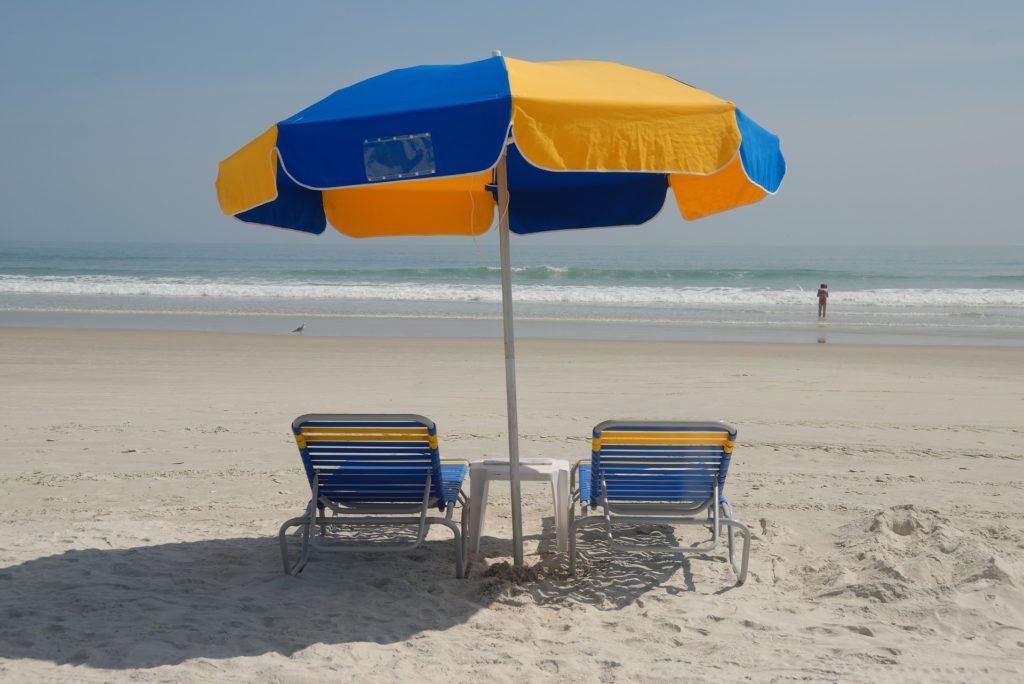 Para sentar e relaxar: Como escolher a melhores cadeiras de praia para curtir um dia de sol
