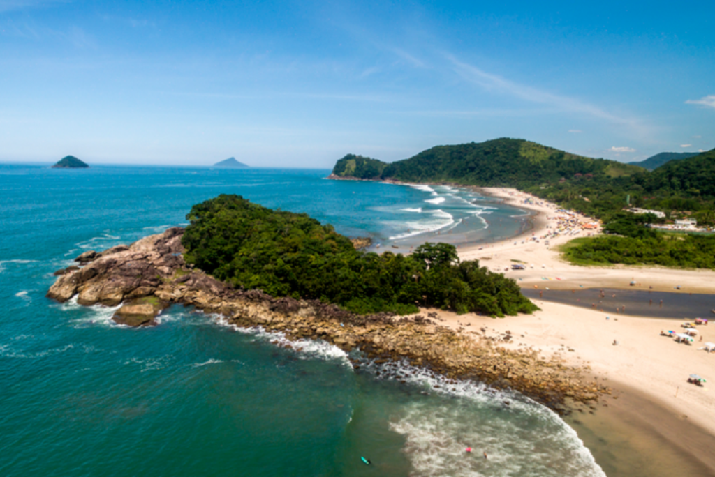 Praia de Camburi: cercada pelo verde da Mata Atlântica, com águas em tons de verde e azul e areias claras