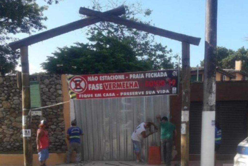 São Sebastião fecha acesso às praias. Pessoas com guarda-sol e cadeiras serão retiradas