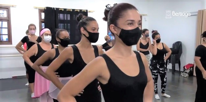 Bertioga oferece curso grátis de ballet adulto para mulheres e homens