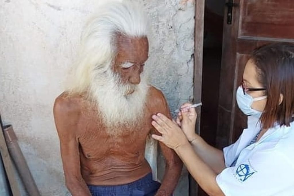 Figura conhecida em São Sebastião, Bibinho é vacinado contra a Covid. “Essa foto diz muito para quem é de São Sebastião”