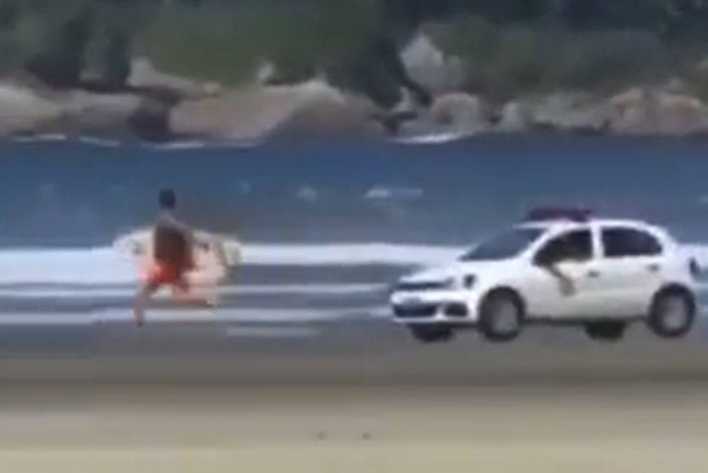 Vídeo: Surfista descumpre regra, invade praia e foge da GCM em São Vicente; assista