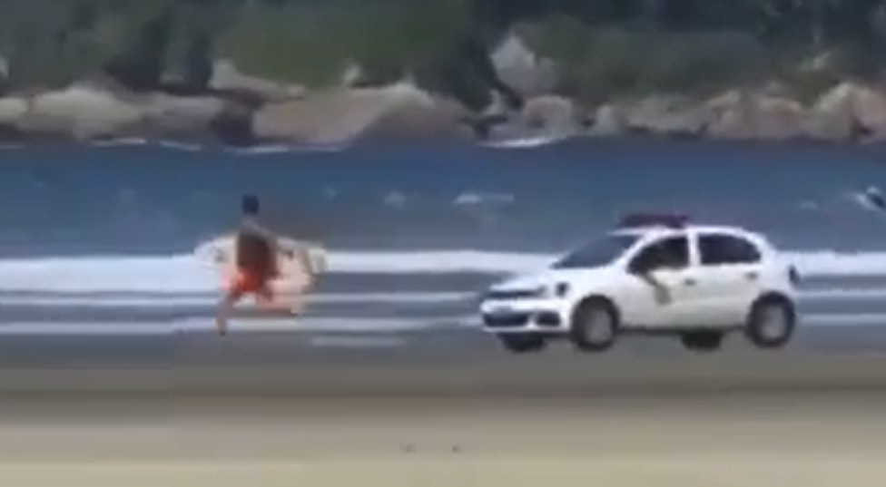 Vídeo: Surfista descumpre regra, invade praia e foge da GCM em São Vicente; assista