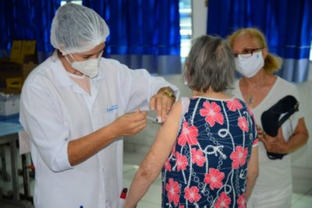 Prefeitura de Caraguatatuba continua vacinação contra Covid-19 para idosos de 77 anos ou mais
