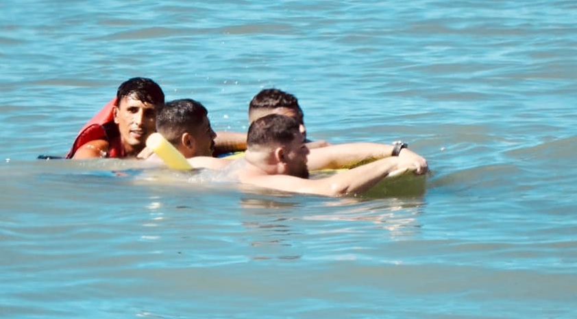 Caraguatatuba: Surfista salva 3 jovens que furaram o isolamento e estavam se afogando no mar