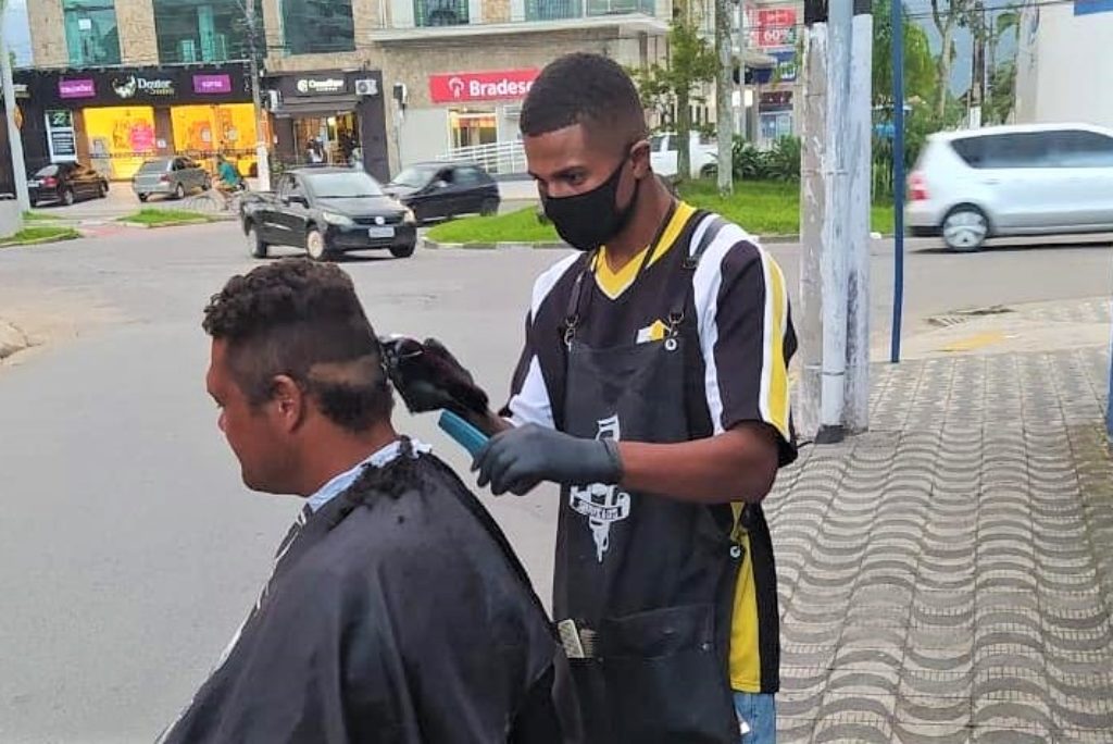 Bertioga: Barbeiro sai à rua para cortar de graça o cabelo de quem precisa