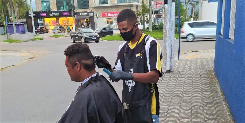 Bertioga: Barbeiro sai à rua para cortar de graça o cabelo de quem precisa