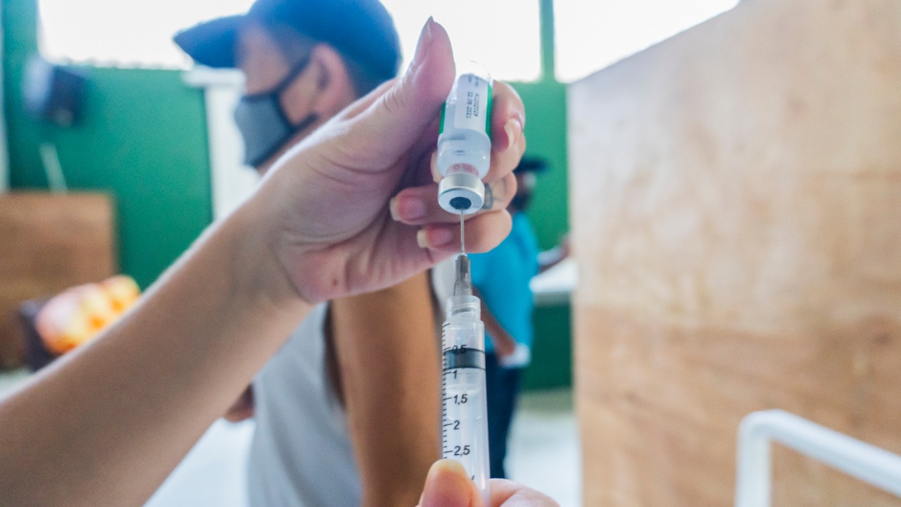 Bertioga ultrapassa estimativa e vacina 62% a mais de idosos acima de 77 anos contra a Covid