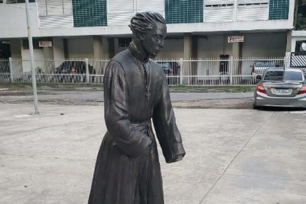 Vandalismo: Roubaram as mãos e o cajado da estátua do Padre Anchieta, em São Vicente