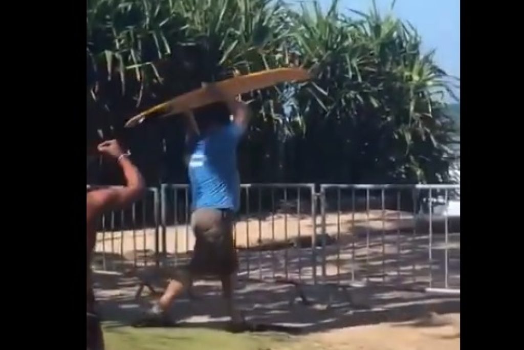 Fiscais, Guardas e Surfistas entram em confronto no Guarujá. Pranchas foram arremessadas; assista ao vídeo