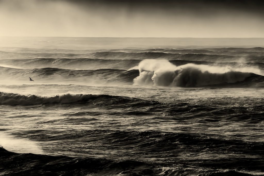 Frente fria deixa litoral paulista chuvoso e mar agitado com ondas de 2,5m