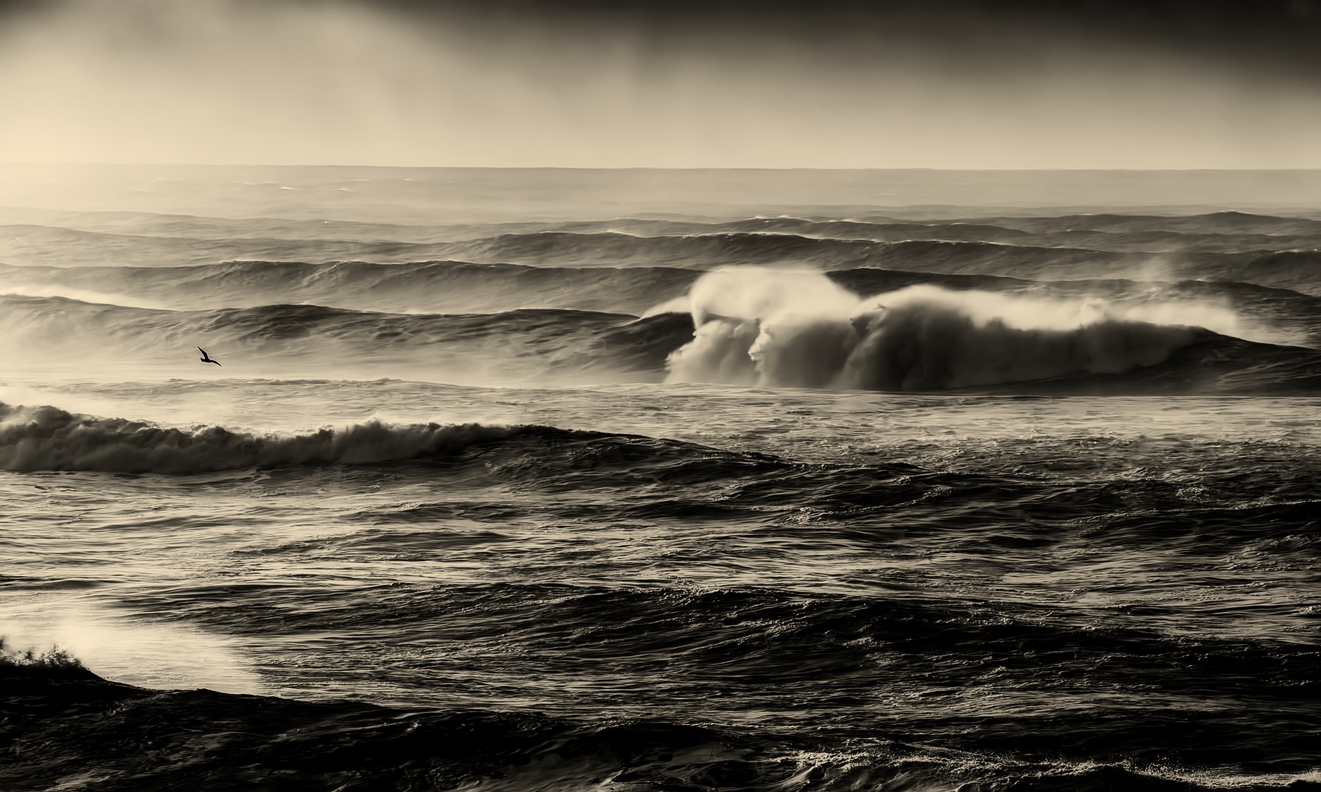Frente fria deixa litoral paulista chuvoso e mar agitado com ondas de 2,5m