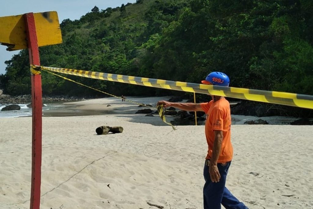 Praia de Maresias é parcialmente interditada após vazamento de diesel em acidente em São Sebastião