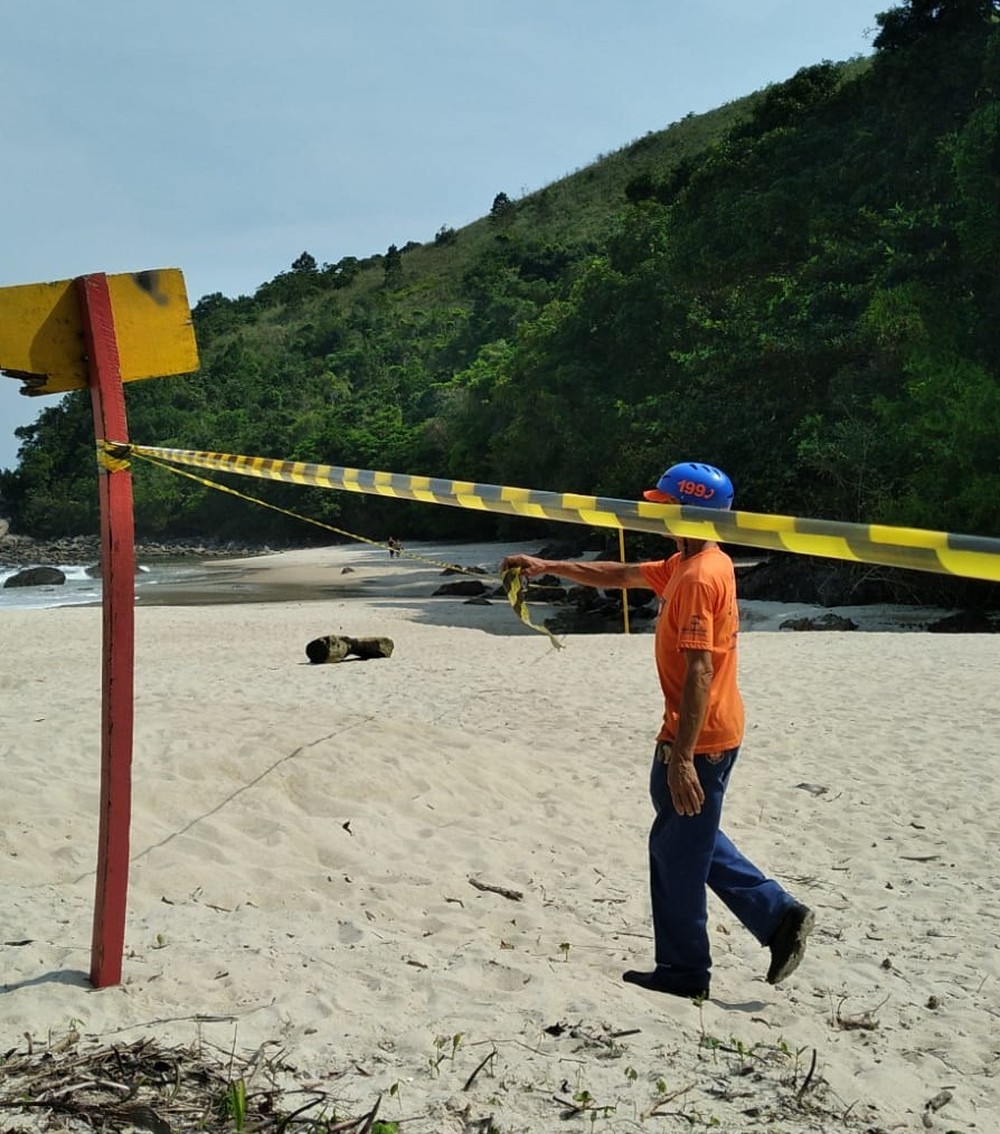 Praia de Maresias é parcialmente interditada após vazamento de diesel em acidente em São Sebastião