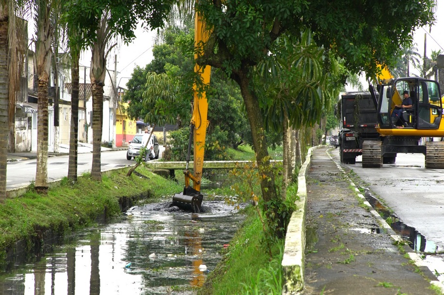 Canal do Catiapoã e entorno recebem ações de limpeza em São Vicente