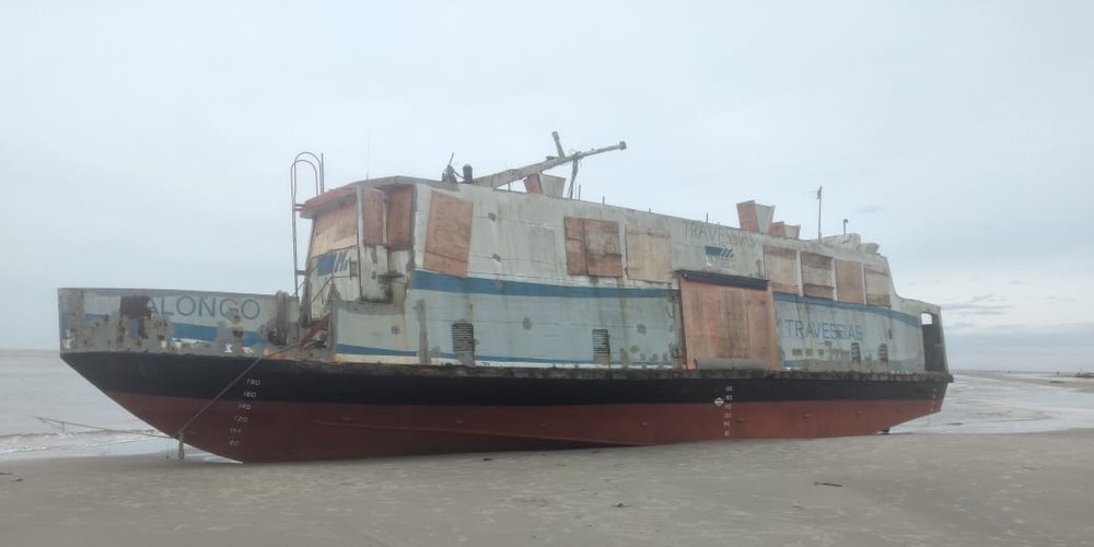 Antiga embarcação usada em travessia de passageiros encalha em praia de Ilha Comprida