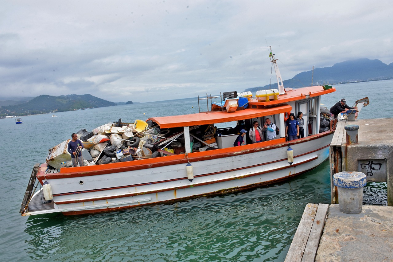 Na Semana do Lixo Zero, Prefeitura de Ilhabela realiza bota-fora no Bonete