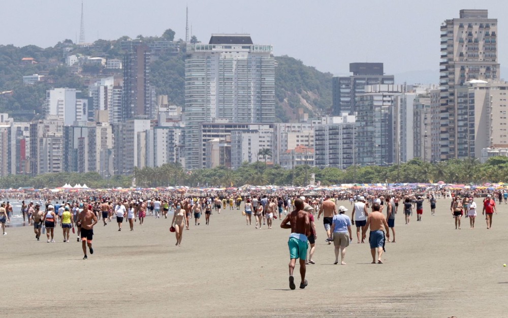 Sábado com sol e calor atrai banhistas para praias de Santos