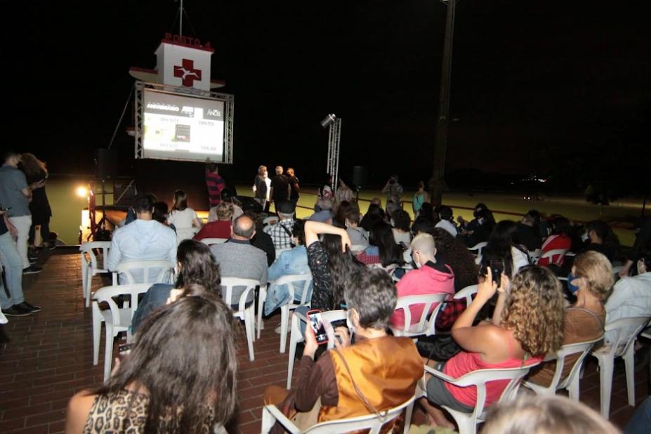 Sessão ao ar livre celebra os 30 anos do Cine Arte Posto 4 em Santos