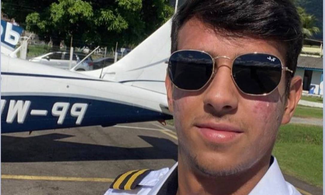 Mãe de copiloto desaparecido em queda de avião no mar pede ajuda para buscas: “Meu filho está vivo”