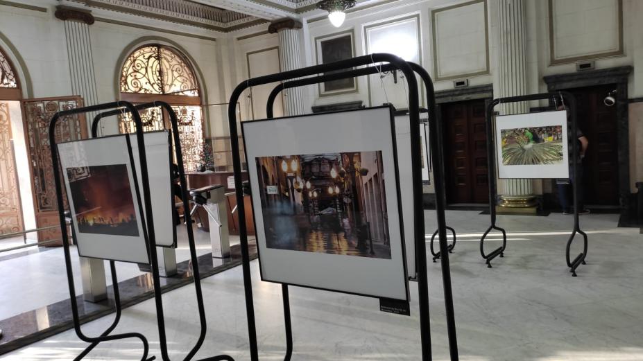 Exposição em homenagem ao fotógrafo Anderson Bianchi começa a ser exibida na Prefeitura de Santos