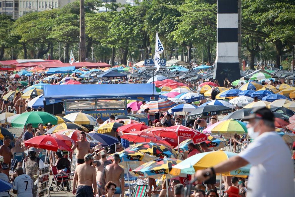 Calor leva milhares de banhistas para as praias do litoral de SP