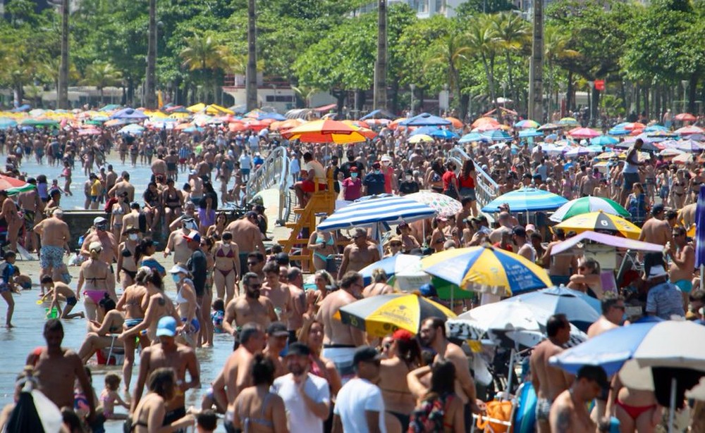 Banhistas se aglomeram em praias do litoral de SP em fim de semana de muito calor