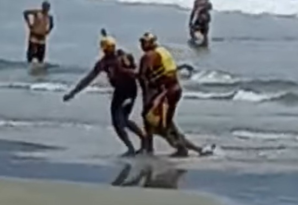 Bombeiros salvam pai e filha do interior de SP atingidos por onda ao tentarem tirar selfie em Bertioga