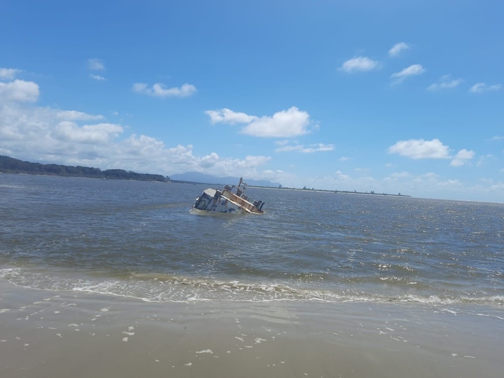 Lancha usada em travessia de balsas está encalhada e submersa há 45 dias no litoral de SP