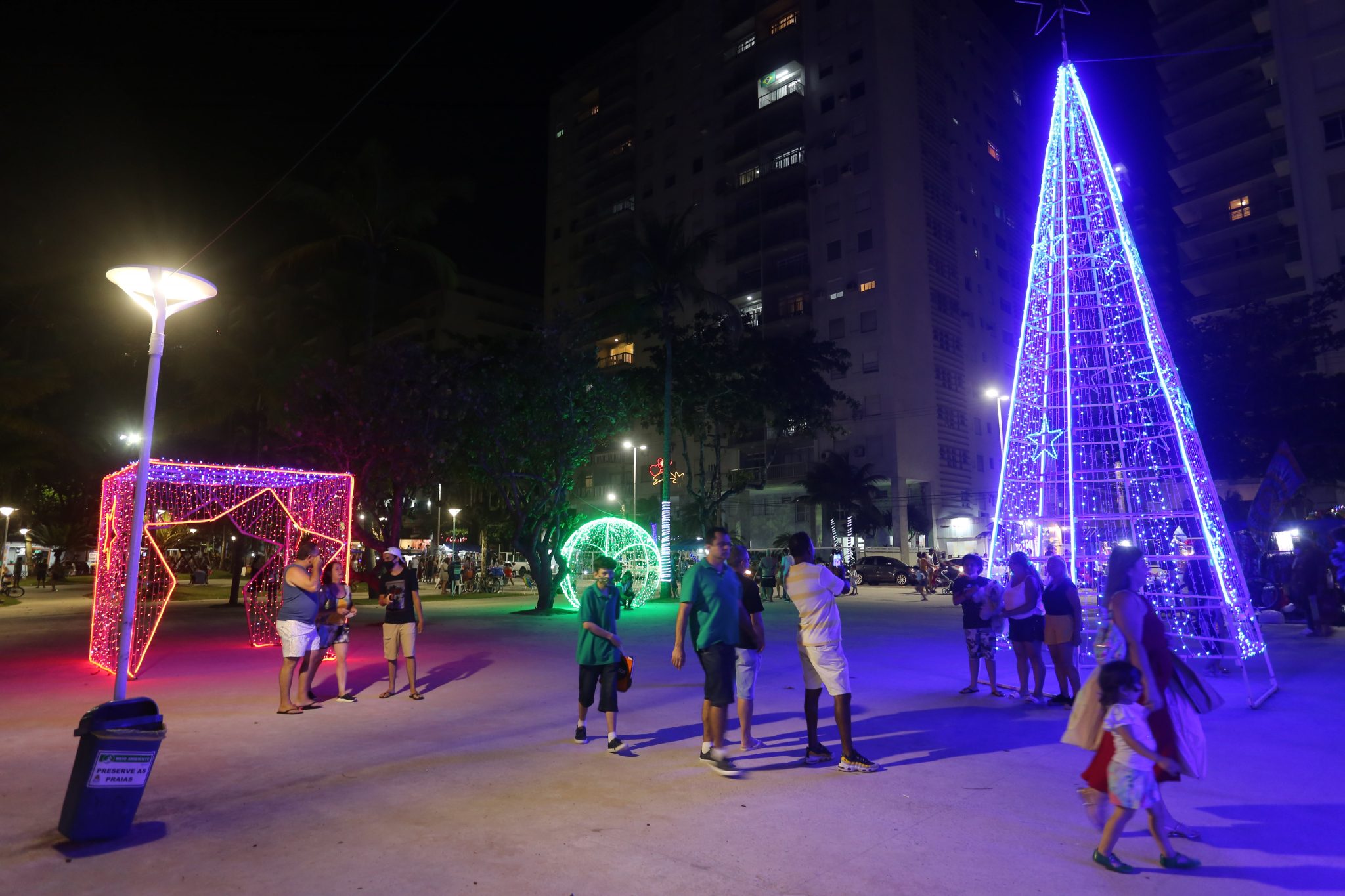 Guarujá mantém espírito natalino com iluminação especial