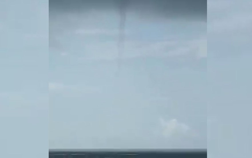 Nuvem funil de tamanho colossal surge em praia de Bertioga e assusta moradores; veja vídeo