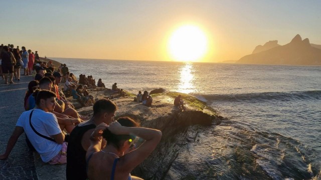 No primeiro dia do verão, cariocas lotam Arpoador para assistir ao pôr do sol