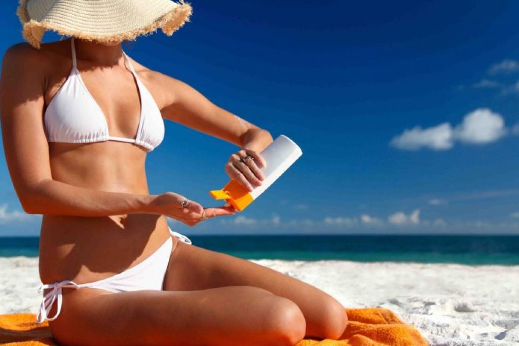 Vai curtir a praia no final do ano? Aprenda 3 dicas de como cuidar da pele no sol