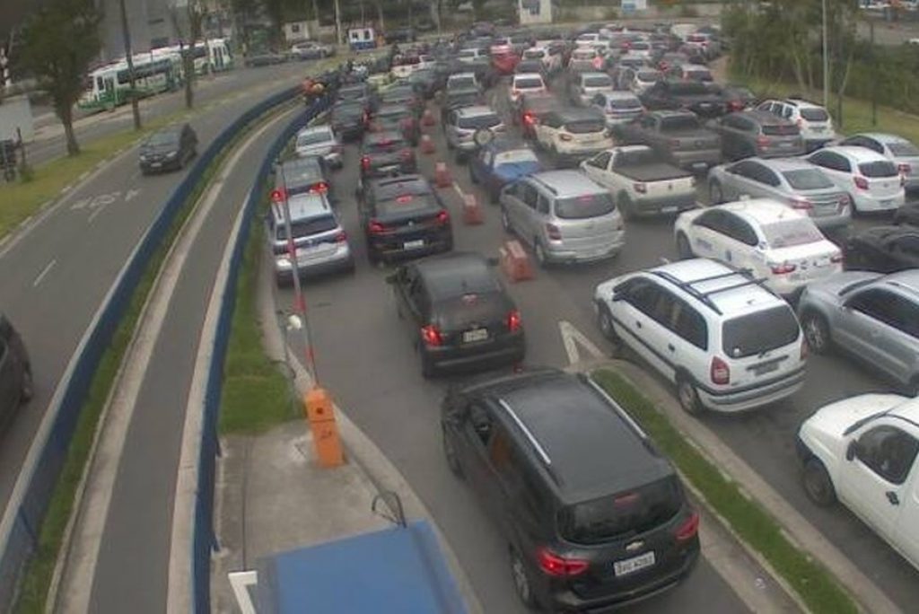 Motoristas enfrentam fila de mais de 2 horas para realizar travessia de balsas entre Santos e Guarujá