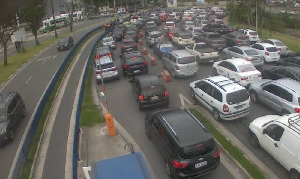 Motoristas enfrentam fila de mais de 2 horas para realizar travessia de balsas entre Santos e Guarujá