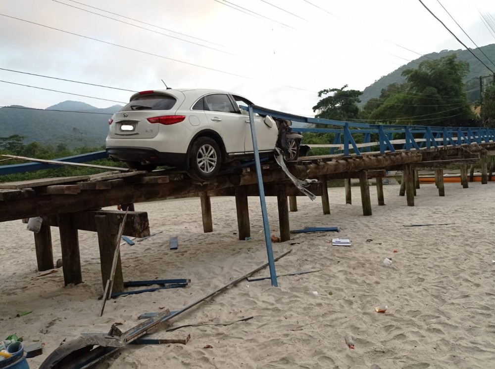 Dois são presos por agredir funcionário de pousada após destruir ponte com carro em São Sebastião