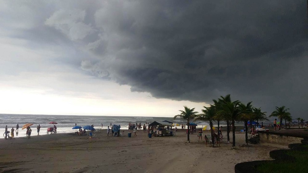 Defesa Civil emite alerta com previsão de chuvas com raios e ventos para litoral de SP