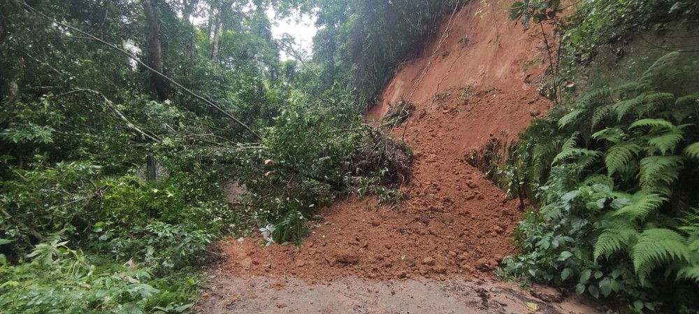 Queda de barreira interdita Estrada de Castelhanos em Ilhabela