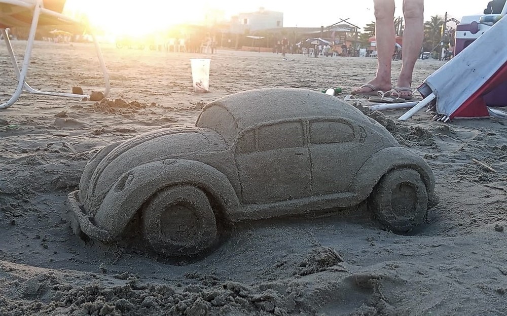 Esculturas de areia criativas chamam atenção no litoral de SP; veja fotos