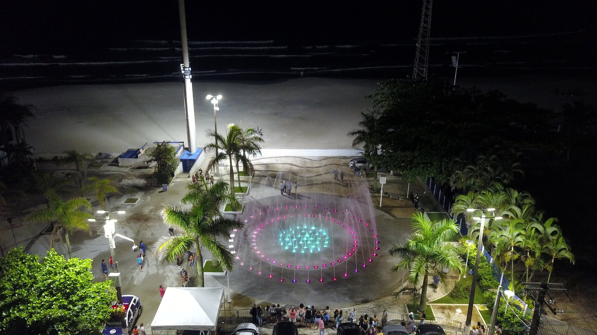 Fonte interativa musical é a nova atração turística da orla da Praia de Pitangueiras, no Guarujá