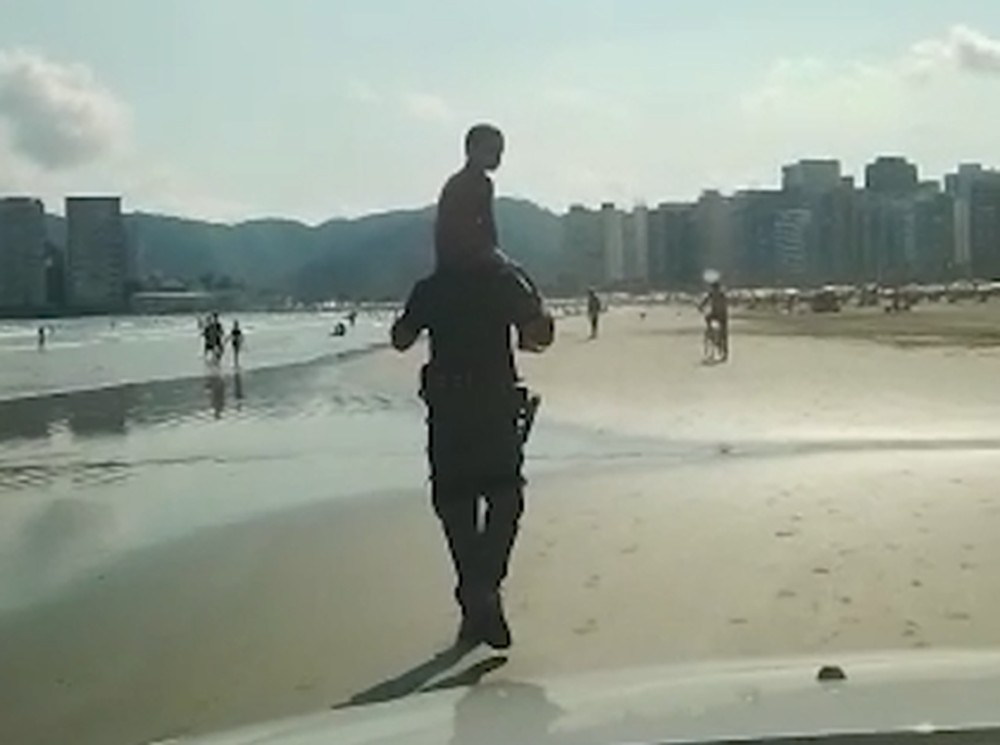 Guarda ajuda criança perdida na praia a encontrar a mãe no litoral de SP