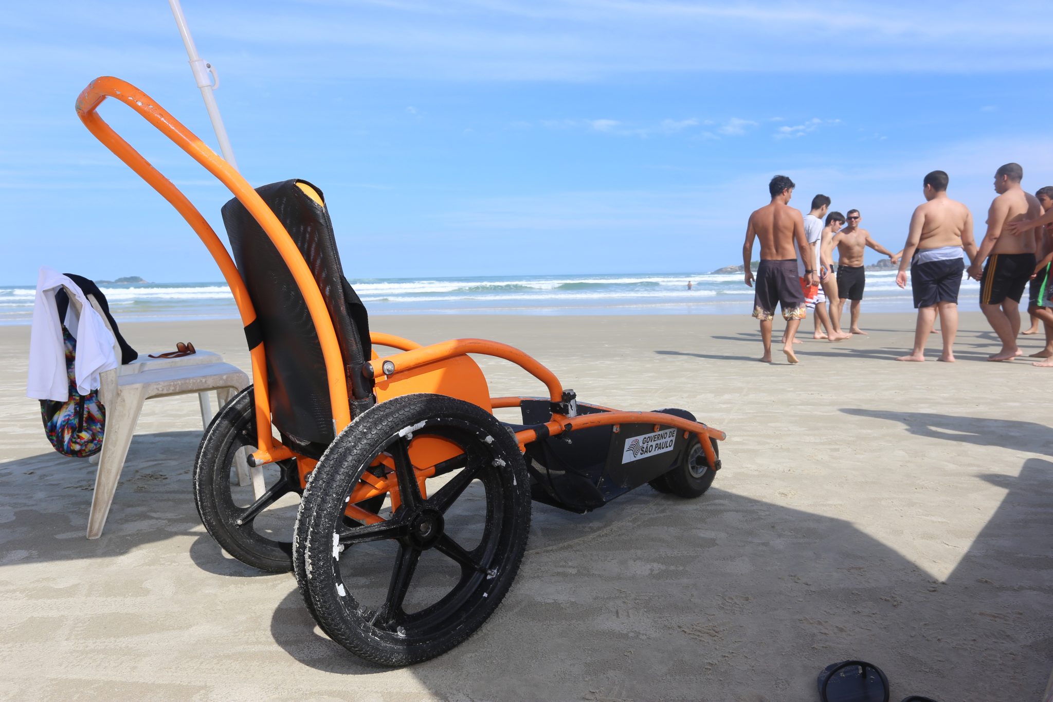 ‘Praia Acessível’ promove inclusão de pessoas com deficiência em Guarujá