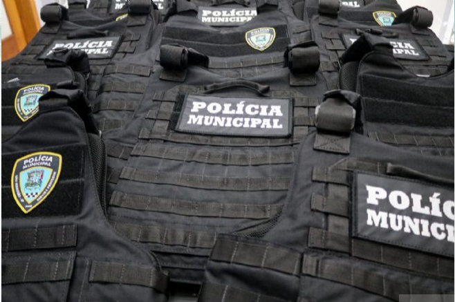 Prefeitura entrega coletes e capas táticas à Polícia Municipal de São Sebastião