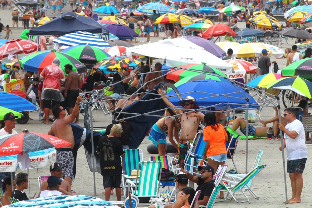 Turistas lotam as praias no primeiro dia do ano no litoral de SP